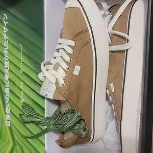 Cariuma Tan and Green Sneakers